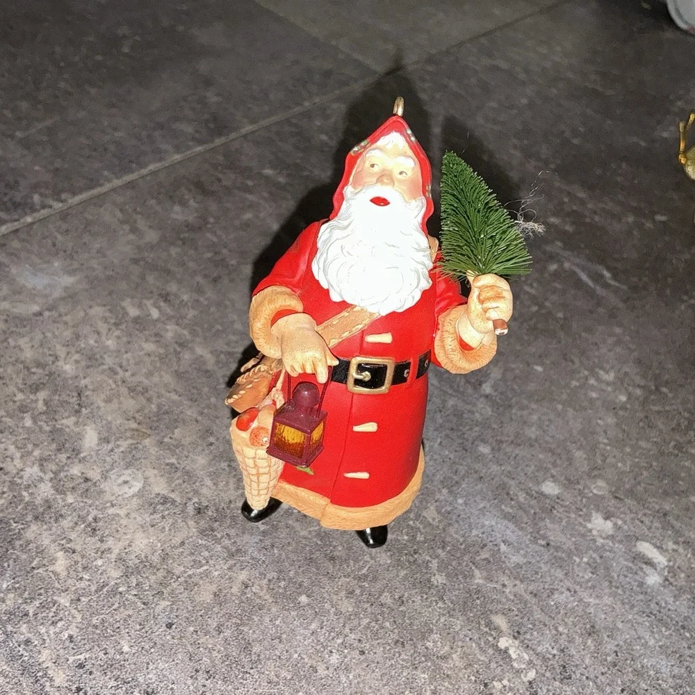 Hallmark Keepsake Ornament WINTERBERRY SANTA Christmas Tree 2000